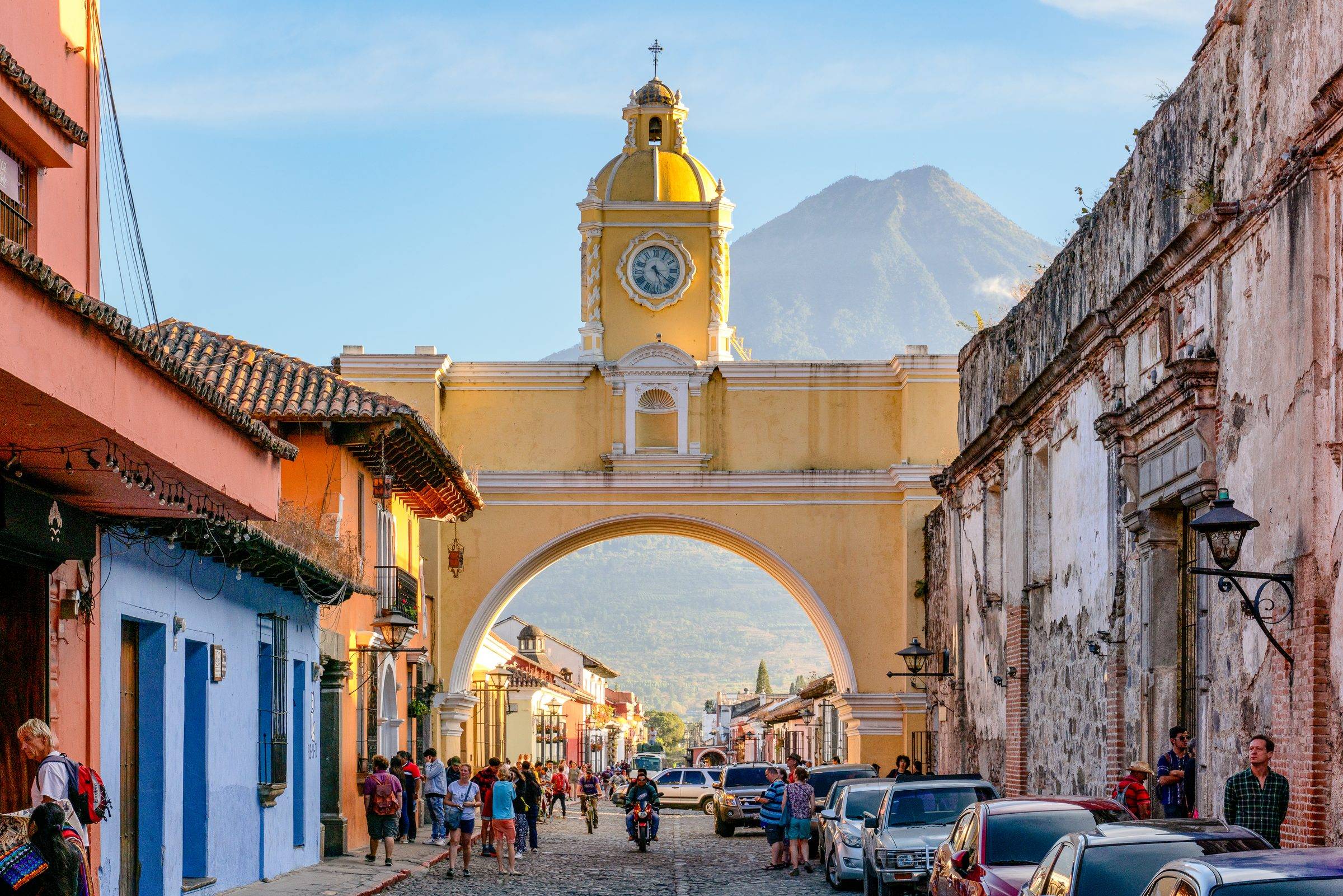 Arco de Santa Catalina y el Volcán de Agua en Antigua Guatemala