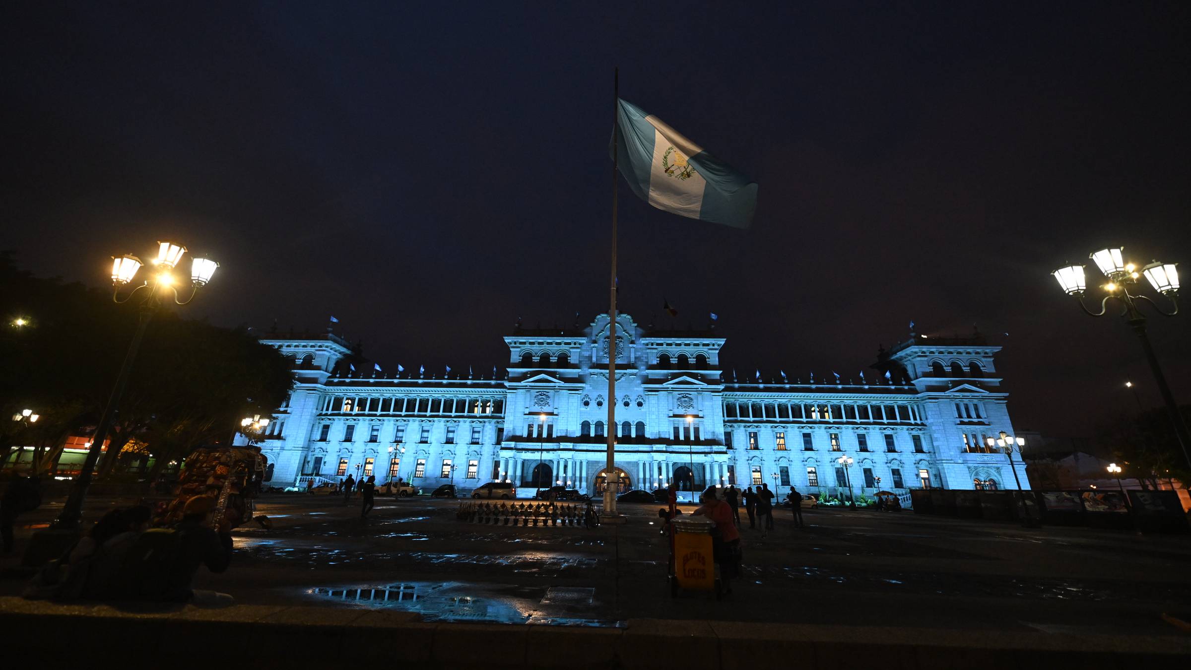 Palacio Nacional de la Cultura iluminado y la bandera de Guatemala ondeando